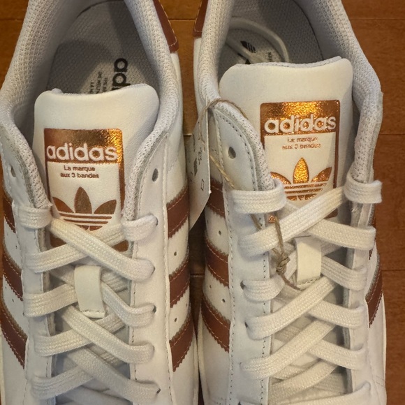Adidas Superstar sneakers white with copper stripes size 8 - Picture 4 of 5